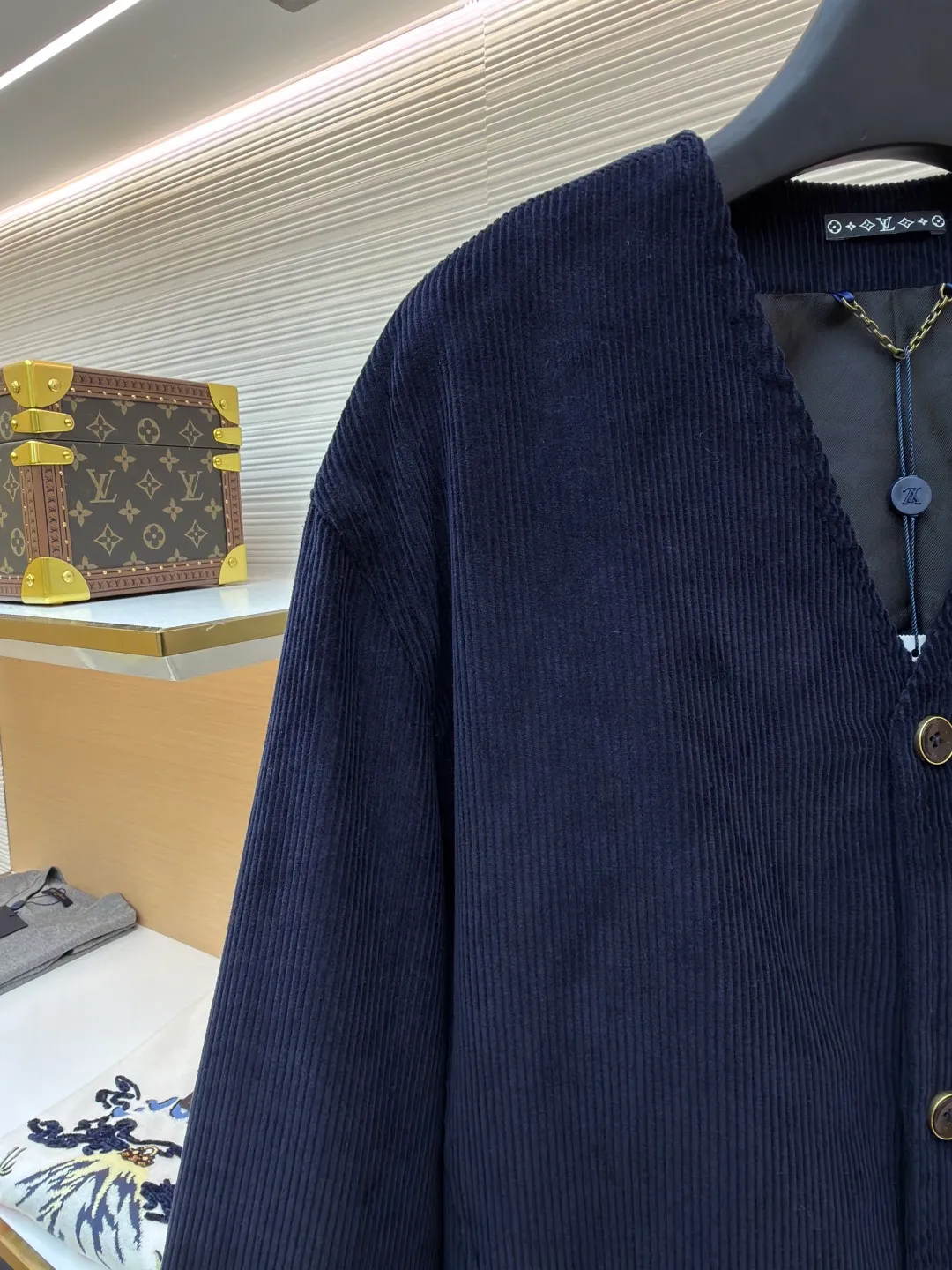 LOUIS VUITTON Corduroy V-neck long-sleeved jacket ●Original version: Purchased and developed at 20700 ●Item number: 1682377-C00 ●Fabric: corduroy fabric ●Technology: Fabric fermentation washing ●Color: navy ●Version: fitted version ●Weight: about 875 grams ●Size: 46-48-50-52 ●Description: This Louis Vuitton corduroy V-neck jacket is made of 32-pit high-density combed corduroy fabric, which has been treated with an enzyme washing process. The velvet strips are full and neat and soft to the touch. The fabric has been preshrunk and anti-static at the same time, making it less prone to static electricity when worn and having a stable shape. The body adopts three-dimensional tailoring to create a simple V-neck shape. The collar is designed without interlining to better fit the neck line. The custom metal buttons on the placket are matte electroplated to form a texture contrast with the navy corduroy. The brand logo on the chest adopts template embroidery technology, with precise pattern positioning, dense stitching and no skipping. The front patch pocket is hand-wrapped, and the bag mouth is smooth and wear-resistant. The side seams and shoulder seams are reinforced with double-needle stitching, with 11 stitches per inch. The inner lining is made of breathable cotton blend material. The overall craftsmanship takes into account the retro texture of corduroy, the brand's exquisite retro texture, and the brand's exquisite details. The overall wiring is straight and delicate, the fabric is comfortable and soft, and the color is consistent without color difference. It can be matched with the same style to create a fashionable look and control various occasions. Customized accessories, complete with three standards, same style for men and women!